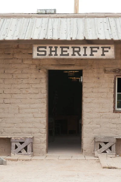 Histórico Xerife Escritório Casa Tijolo Lama Frente Entrada Empoeirada Fachada — Fotografia de Stock