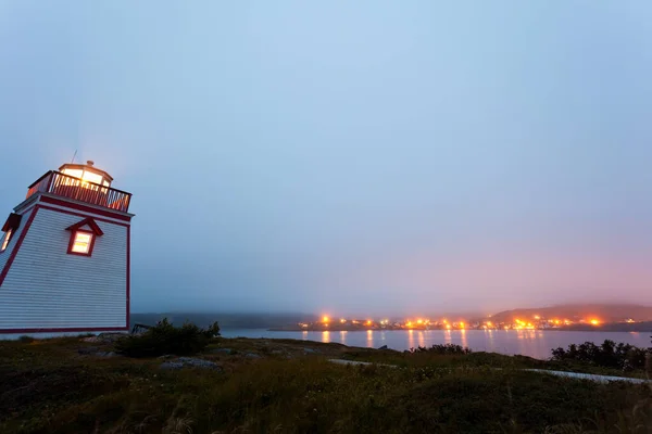 Crepúsculo Niebla Faro Fort Point Con Aldea Trinity Distancia Terranova — Foto de Stock