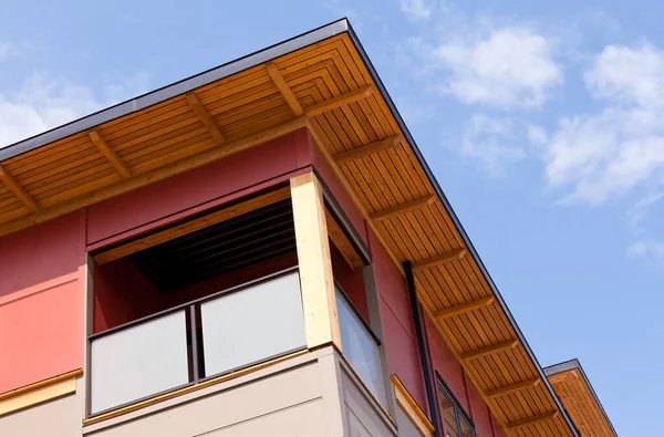 Verdieping Detail Van Eigentijds Appartementencomplex Met Balkon Onder Blauwe Hemel — Stockfoto