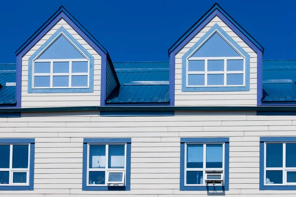 Externe Details Des Fachwerkgebäudes Obergeschossfenster Und Zwei Gauben Blauem Metalldach — Stockfoto