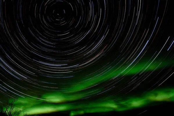 Trilhas Estrelas Astrofotografia Com Exibição Verde Brilhante Northern Lights Aurora — Fotografia de Stock