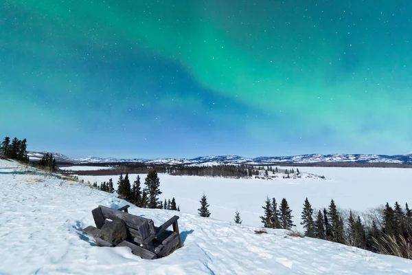 북극광 오로라 극광은 캐나다 레이크 버지의 풍경이 내려다 보이는 눈덮인 — 스톡 사진