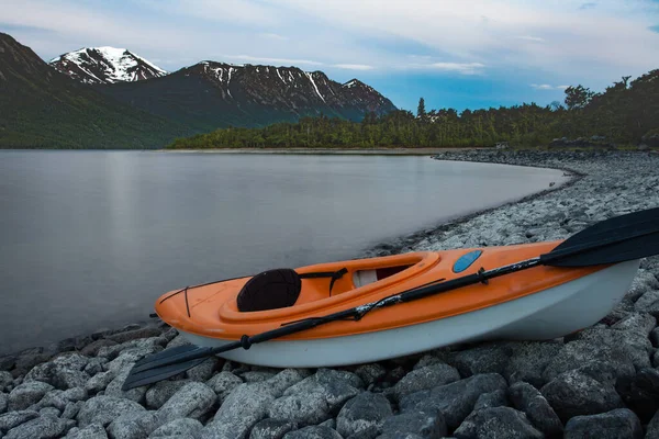 Kayak Készen Áll Hogy Menjen Partra Sziklás Partján Windy Arm — Stock Fotó