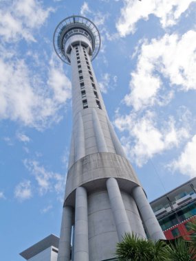AUCKLAND, NZ, APR 16, 2012: Auckland Gökyüzü Kulesi, Güney Yarımküre 'nin en yüksek binası, 16 Nisan 2012 tarihinde Auckland, Yeni Zelanda' da 328 metre yüksekliğindedir.
