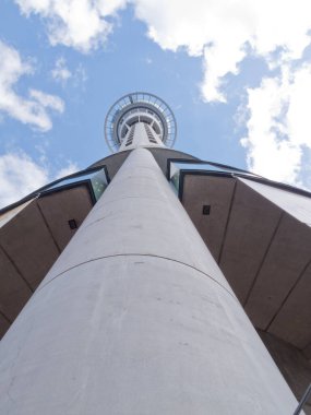 AUCKLAND, NZ, APR 16, 2012: Auckland Gökyüzü Kulesi, Güney Yarımküre 'nin en yüksek binası, 16 Nisan 2012 tarihinde Auckland, Yeni Zelanda' da 328 metre yüksekliğindedir.