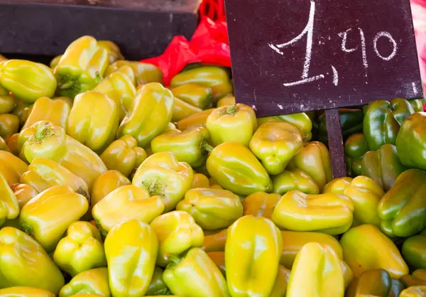 Farmers Market Produce Offering Yellow Peppers Raw Food Vegan Veggie — Stock Photo, Image