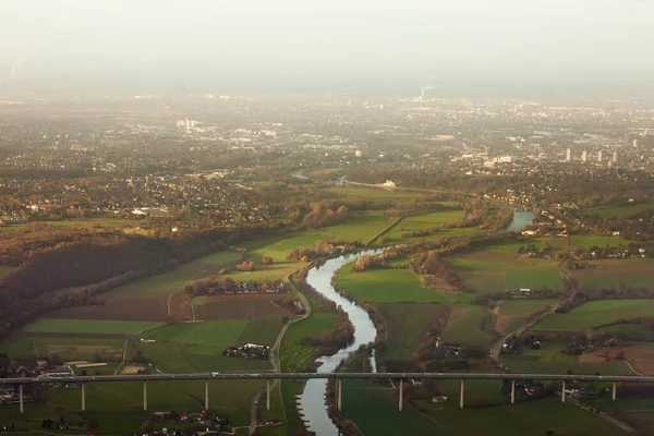ドイツ ルルルゲビエの工業地帯を背景にミュエルハイム市とエッセン ケトウィグのルール川に架かるオートバーン橋の空中写真 — ストック写真