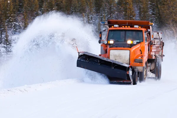 Śniegu Pług Śnieżny Czyszcząc Drogi Zimowych Blizzard Kurzawa Dla Dostępu — Zdjęcie stockowe