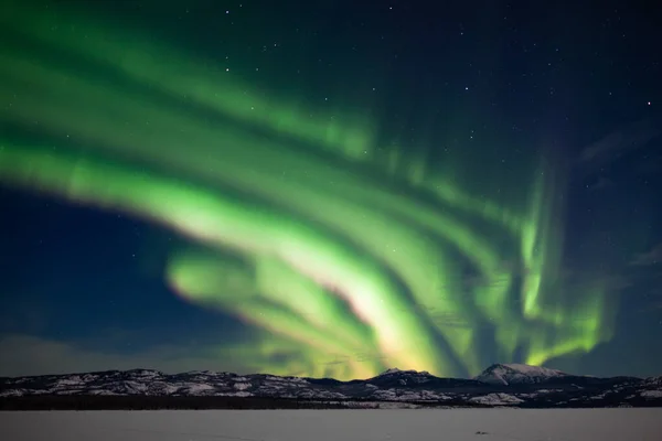 Kuzey Işıkları Aurora Borealis Parlak Bantları Donmuş Laberge Gölü Yukon — Stok fotoğraf