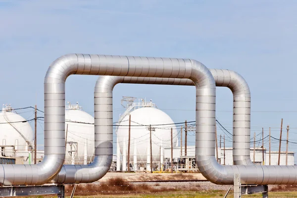 Pipelines Und Kugelförmige Lagertanks Der Petrochemischen Raffineriefabrik Texas Usa Stockbild