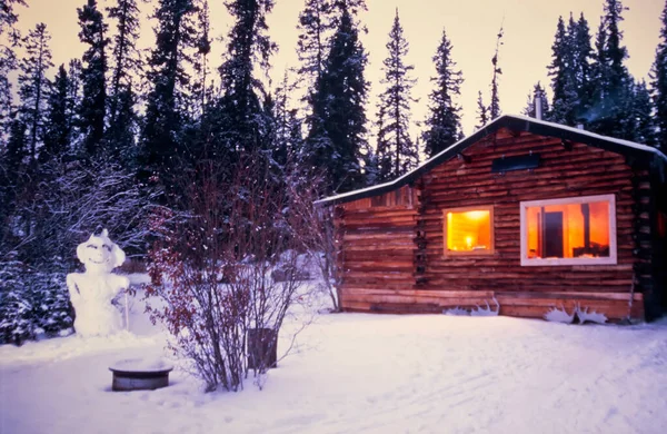 Útulná Srub Plně Osvětlené Zasněženém Zimním Lese Sněhulákem Hlídce Před — Stock fotografie