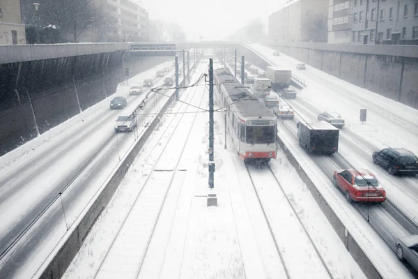 Neve Nevasca Movimentada Rodovia Cidade Com Bonde Eletrificado Com Tráfego — Fotografia de Stock
