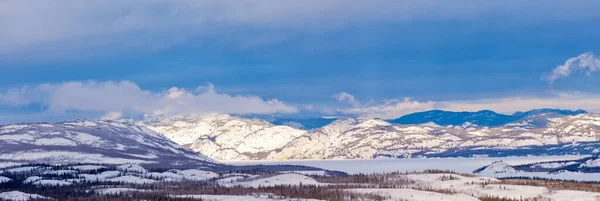 Зимняя Панорама Горной Тайги Долины Озера Лаберже Замерзшим Озером Территория — стоковое фото