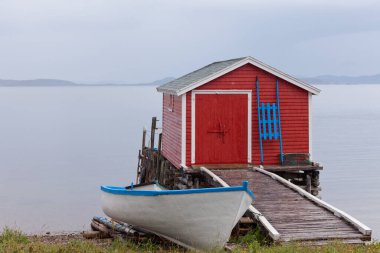 Newfoundland Atlantik Okyanusu kıyısındaki güzel kırmızı balıkçı kulübesi ve tekne evi, NL, Kanada