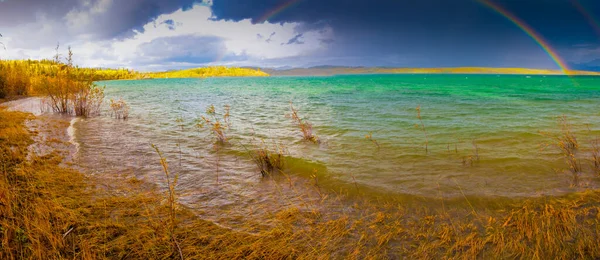 一场雷阵雨 原始湖拉伯奇 育空地区 加拿大格力蓝色海域生产的彩虹 — 图库照片