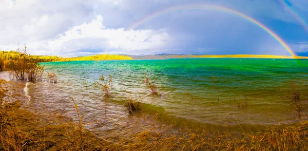 一场雷阵雨 原始湖拉伯奇 育空地区 加拿大格力蓝色海域生产的彩虹 — 图库照片