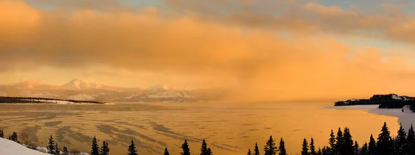 Lake Laberge Yukon Territoriet Väg Att Frysa Över Samtidigt Ångande — Stockfoto