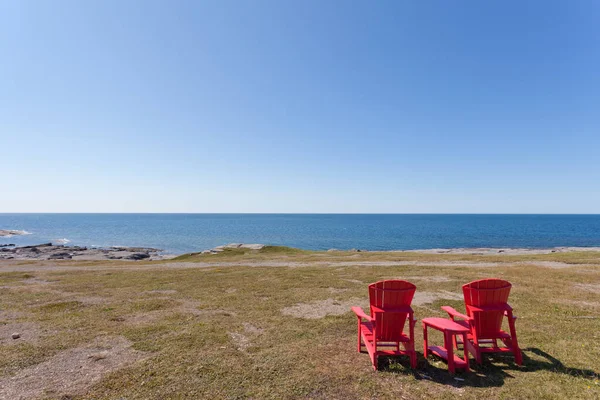 Cadeiras Red Adirondack Com Vista Para Paisagem Costeira Estéril Terra — Fotografia de Stock