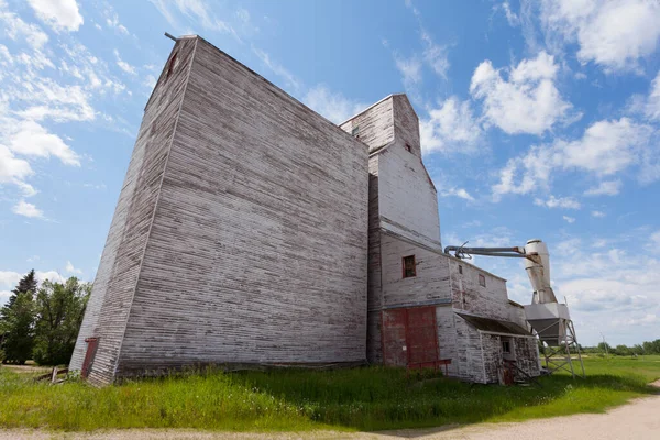 歴史的なヴィンテージ古いみすぼらしい穀物エレベーター木製の建物構造はまだサスカチュワン カナダの草原に立っています — ストック写真