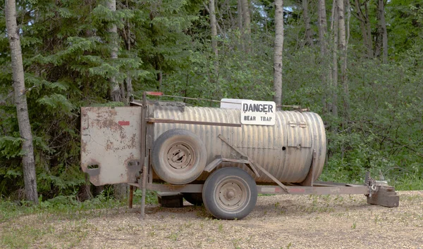 在森林荒原设置活熊陷阱流动拖车货柜 以捕捉滋扰熊作迁移用途 — 图库照片