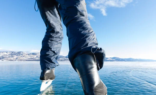 Schlittschuhlaufen Auf Eis Des Gefrorenen Laberge Sees Wilde Winterlandschaft Yukon — Stockfoto