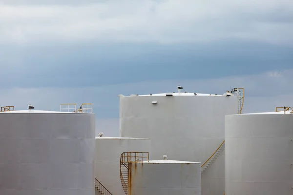 石油化学製品の貯蔵及び流通のために使用される製油所ターミナルの鉄鋼貯蔵タンク — ストック写真
