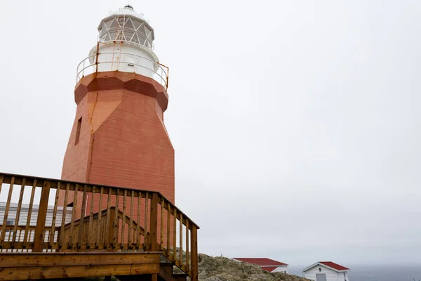 位于加拿大北卡罗来纳州纽芬兰岛东北大西洋海岸的北Twillingate岛乌鸦头旁的长点灯塔 — 图库照片