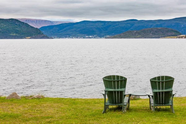位于加拿大新泽西州纽芬兰市Gros Morne国家公园美丽海岸景观中的绿色木制Adirondack椅子 — 图库照片