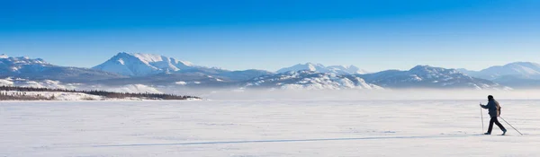 크로스컨트리 스키를 사람은 먼지투성이 위에서 벌판을 즐기며 드리워져 — 스톡 사진