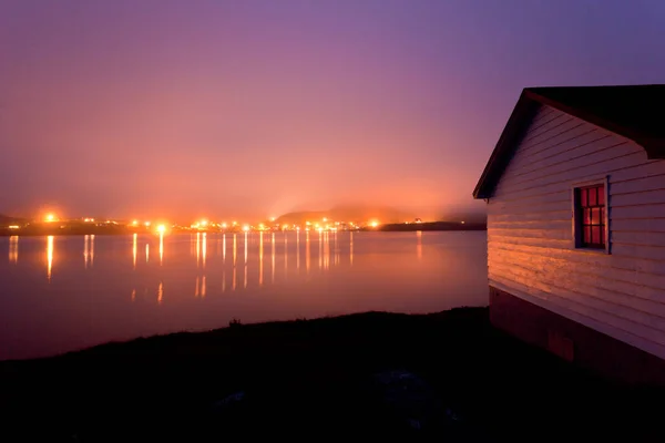 位于加拿大新泽西州纽芬兰市Trinity港对面 在雾蒙蒙的暮色中 三一村的历史灯光 — 图库照片