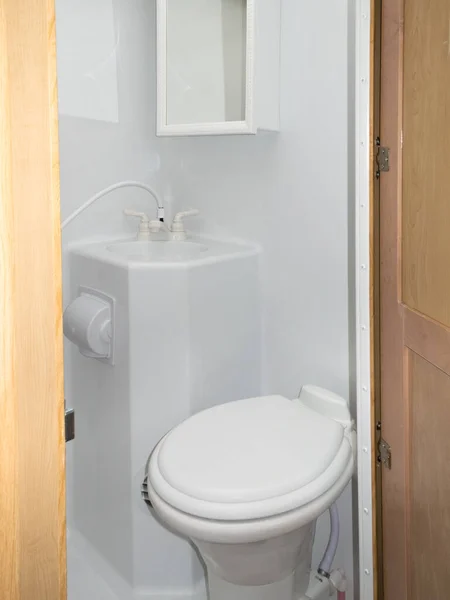 トイレシンクシャワーキャビネットの内部ウェットセルRvレクリエーション車両や小さな家の洗面所 — ストック写真