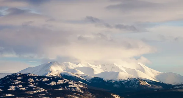 加拿大育空地区冬季山脉高耸于风景秀丽的荒野景观之上 — 图库照片