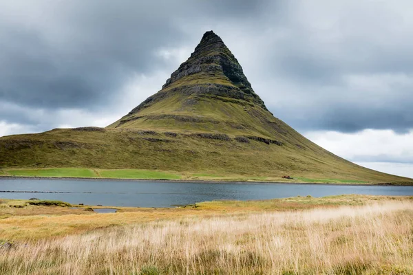 Famosa Attrazione Turistica Punto Riferimento Della Montagna Kirkjufell Grundarfjordur Paesaggio — Foto Stock