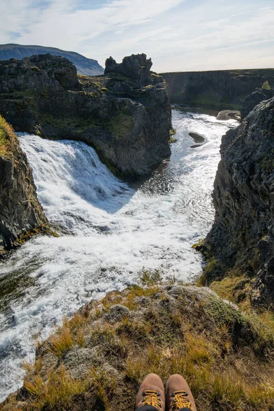 Zlanda Nın Altın Çember Bölgesindeki Hjalparfoss Şelalesine Tepeden Bakan Kişinin — Stok fotoğraf