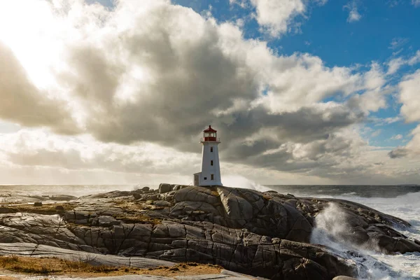 加拿大新斯科舍省 佩吉湾的灯塔 位于花岗岩岩石悬崖峭壁上 海浪汹涌 大西洋汹涌汹涌 — 图库照片