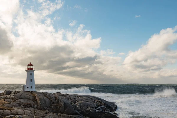 加拿大新斯科舍省 佩吉湾的灯塔 位于花岗岩岩石悬崖峭壁上 海浪汹涌 大西洋汹涌汹涌 — 图库照片