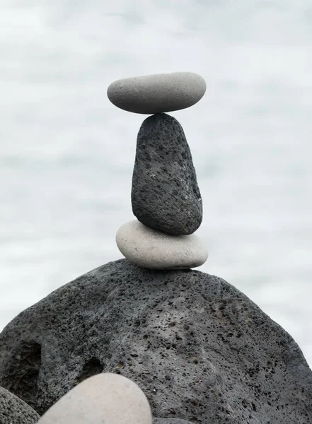 Сбалансированные Черные Лавовые Камни Белые Гальки Символизирующие Стабильность Дзен Гармонию — стоковое фото