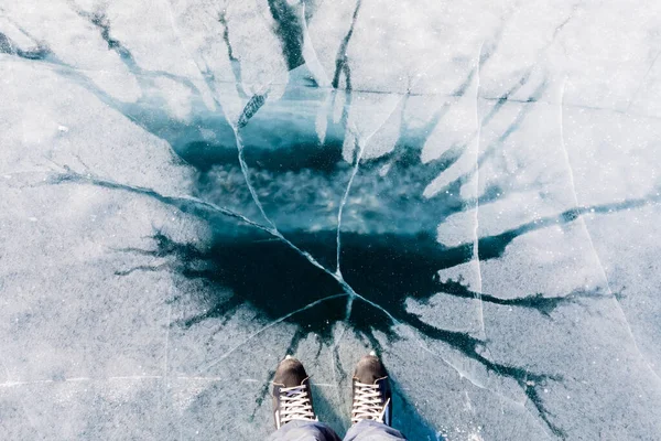 Конькобежник Черных Ботинках Перед Местом Сказочно Голубого Прозрачного Льда Озера — стоковое фото