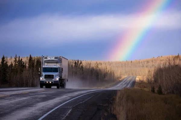Półciężarówka Sześcian Mokrej Drodze Asfaltowej Barwną Tęczą Nad Późnym Jesiennym — Zdjęcie stockowe