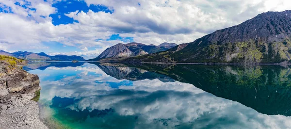 加拿大育空地区Carcross附近Tagish湖的风臂平静的全景 湖面上映衬着周围的群山 — 图库照片