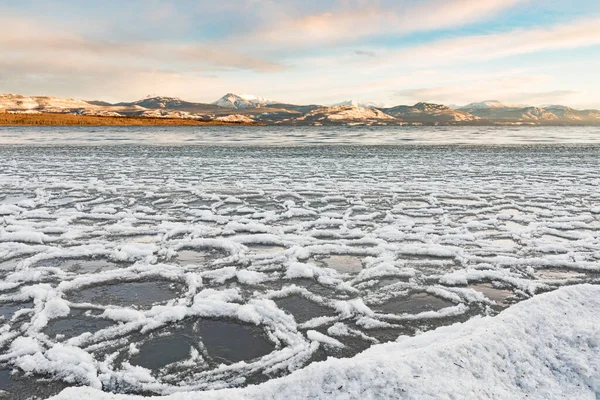 冬が凍る前に カナダのユーコン準州レイクラベルジュの海岸に集まる氷の洪水 — ストック写真
