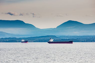 Pasifik Okyanusu 'ndaki Vancouver Adası açıklarında demirlemiş petrol tankeri gemileri yüklenmeyi bekliyor, British Columbia, BC, Kanada