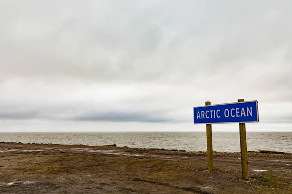 Big Sign Post Océano Ártico Orilla Del Mar Beaufort Tuktoyaktuk — Foto de Stock
