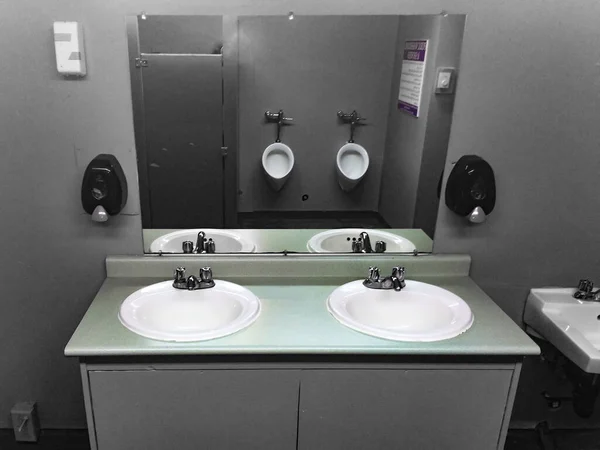 シンプルで清潔な公衆用の男性用洗面所 シンク 鏡には 尿の反射 グランジー色の色あせた色があります — ストック写真