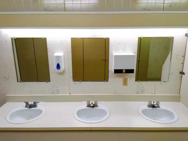Simple Slightly Grungy Public Washroom Row Sinks Faucets Mirrors — Stock Photo, Image