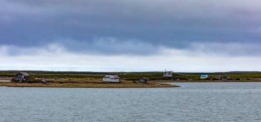 Beaufort Denizi Arktik Okyanus Kıyısı Inuvialuit kasabası yakınlarındaki kulübelerle benekli Kuzeybatı Toprakları, NWT, Kanada