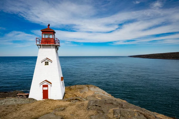 加拿大新斯科舍省长岛Tiverton附近的芬迪湾海岸线和野猪主灯塔 — 图库照片