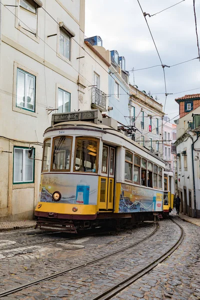 Lisboa Dic 2017 Tranvía Histórico Estrecha Calle Alfama Ciudad Vieja —  Fotos de Stock