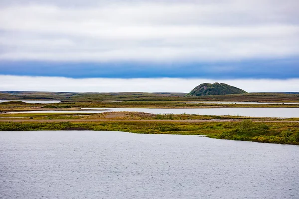 位于加拿大西北地区Tuktoyaktuk市Inuvialě镇附近的Tundra升起的名为 Pingo Pingo Canadian Landmark 的冰芯冰山 — 图库照片