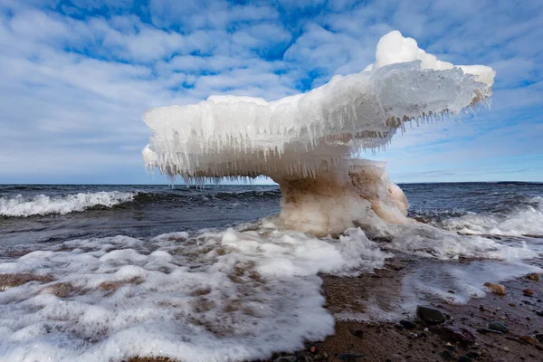 加拿大新斯科舍省Pictou县Merigomish沙地的Melmerby海滩上 奇怪的是 有一大块搁浅的浮冰融化了 — 图库照片